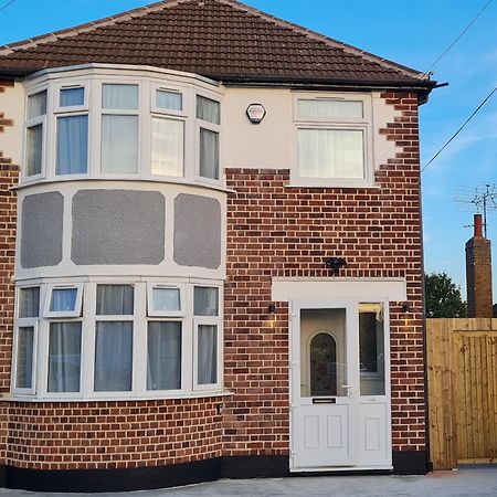 Shm Stays Leicester. Newly Renovated!! 15 Min Drive From City Centre, University. 9 Min Drive To Leicester City Stadium, 5 Min Drive To M1 & M69. 2 Min Walk To Bus Stop. Eksteriør bilde
